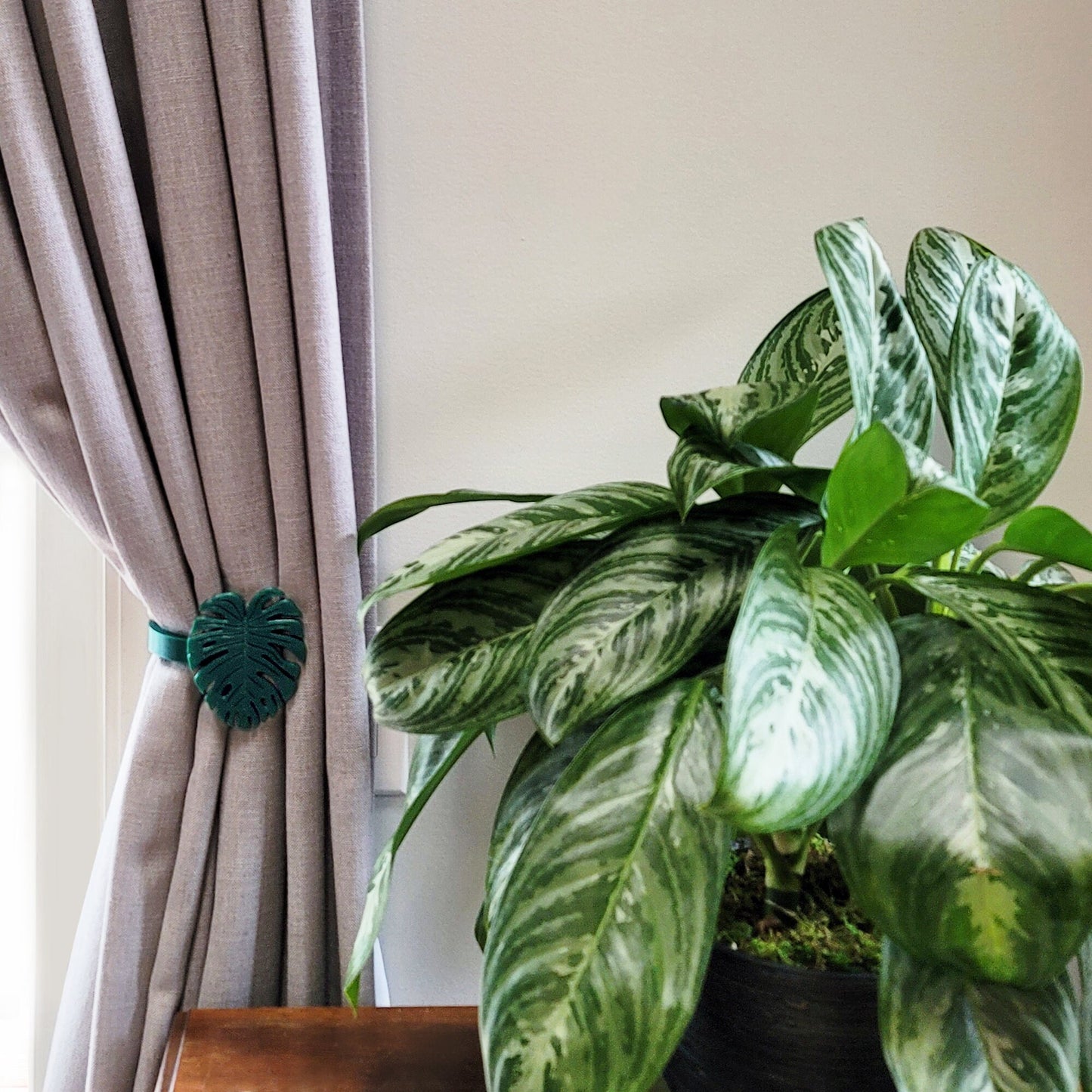 Replaceable Monstera Shape Curtain Holdbacks/Tiebacks (Set of Left and Right)
